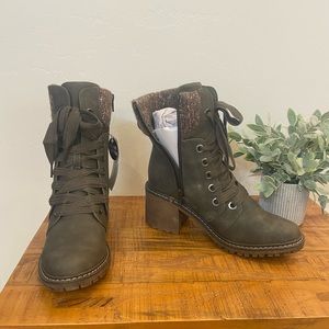 Roxy ladies Whitley boot. NWT. Size 9. Olive green. Lace up with zipper closure.